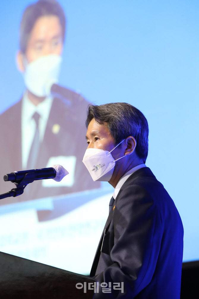 [포토]축사하는 이인영 장관