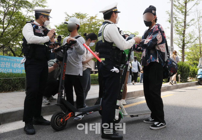 [포토]전동킥보드 헬멧 착용 안하면 범칙금 2만원