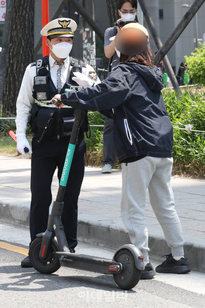 [포토]면허 소지하지 않으면 개인형 이동장치 운전 금지