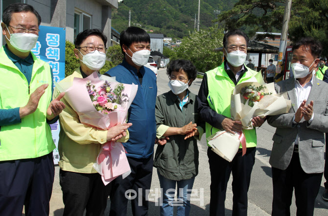 [포토] 꽃다발 축하받는 박범계 장관과 이성희 회장