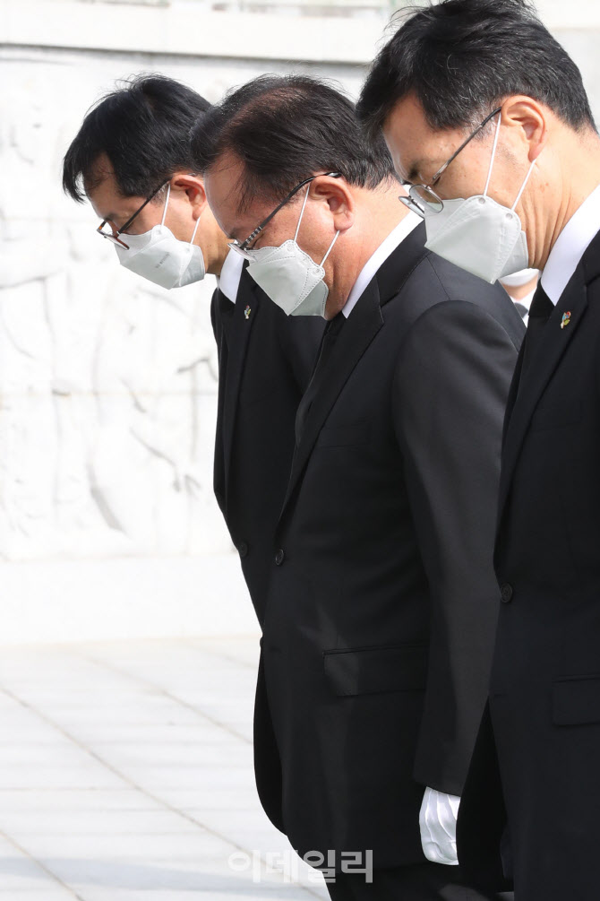 [포토]김부겸 국무총리 묵념