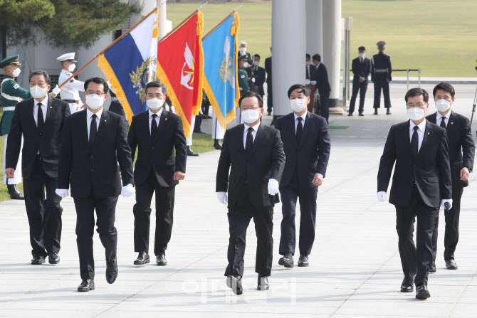[포토]현충탑으로 향하는 김부겸 국무총리