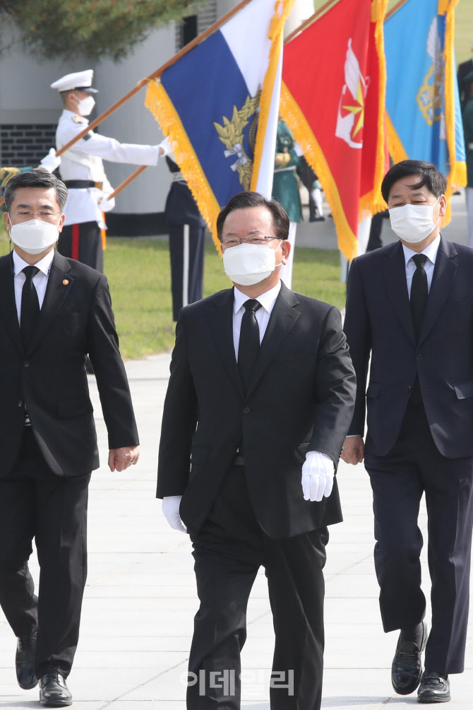 [포토]김부겸 총리, 현충탑으로 이동