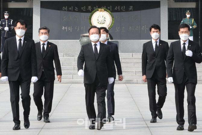 [포토]현충탑 참배 마친 김부겸 총리