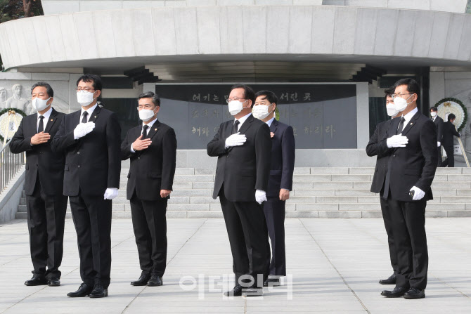 [포토]김부겸 총리, 국기에 대한 경례