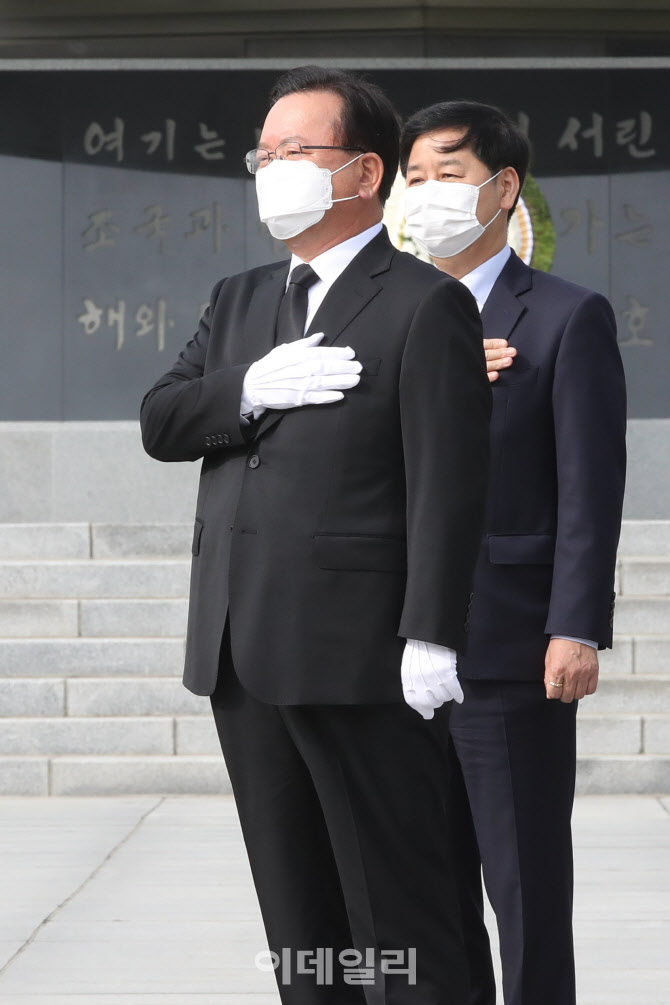 [포토]김부겸 국무총리, 국기에 대한 경례