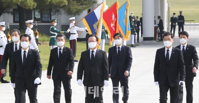 [포토]현충탑으로 이동하는 김부겸 총리