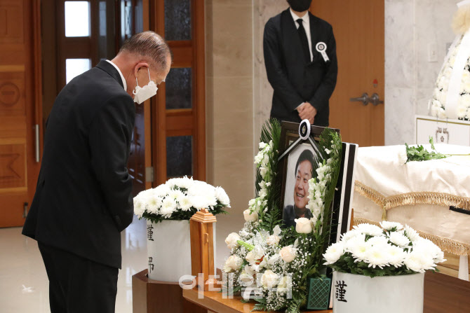 [포토]김동호 장례워원장, 고 이춘연에게 추모