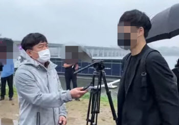 故손정민 집회서 '후원' 받던 유튜버…'그알PD' 등장에 한 말