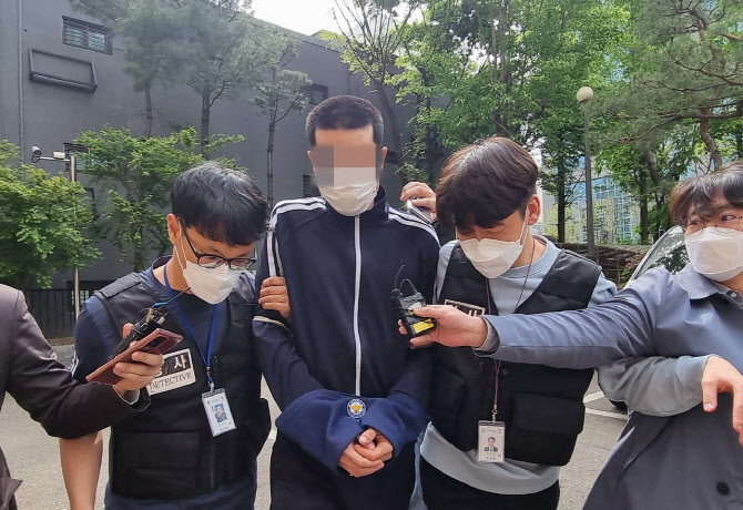 "왜 눈 마주쳐" 70대 노인 폭행한 20대, 살인미수로 구속기소