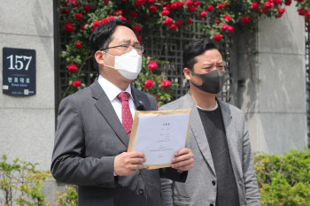시민단체, '김일성 회고록' 판매금지 신청 기각 판사 고발