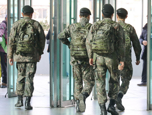 이번엔 ‘부실 운동복’…軍, 182억 규모 불량품 납품 논란