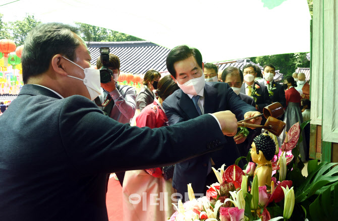 [포토]부처님오신날 맞아 봉선사 봉축법요식 참석한 안병용 의정부시장