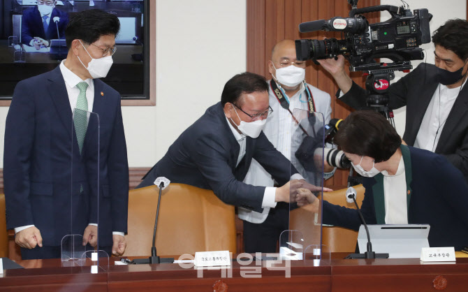 [포토]인사하는 김부겸 총리-유은혜 부총리