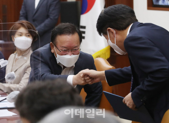 [포토]김부겸 총리-안경덕 장관, 회의에 앞서 인사