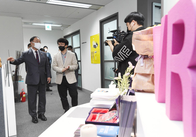 청년창업기업 찾은 홍남기 "고용없는 성장, MZ세대에 상처 남기지 않게 뒷받침"