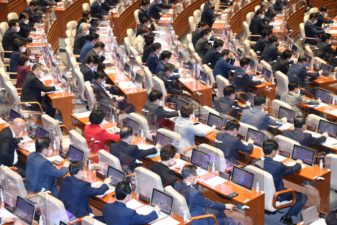 은행, 9월부터 연 1000억원 낸다…서민금융법 본회의 통과