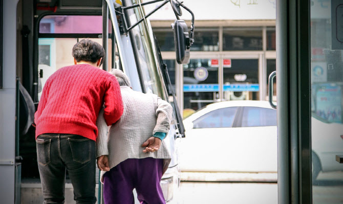 부모님 걸음걸이 살펴보면 무릎 건강 보인다