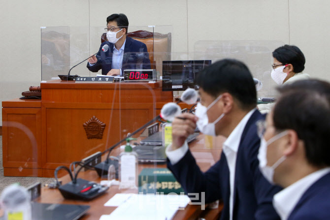 [포토]환경노동위원회 고용노동소위 주재하는 안호영