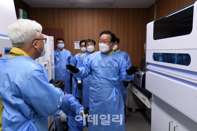 [포토]김부겸 국무총리, 인천공항 검역 상태 점검