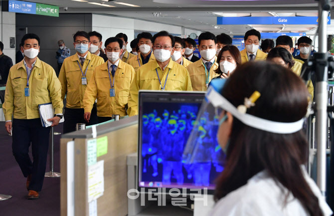 [포토]인천공항 검역 상태 점검 나선 김부겸 총리