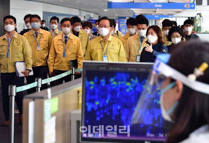 [포토]인천공항 검역 상태 점검 나선 김부겸 국무총리