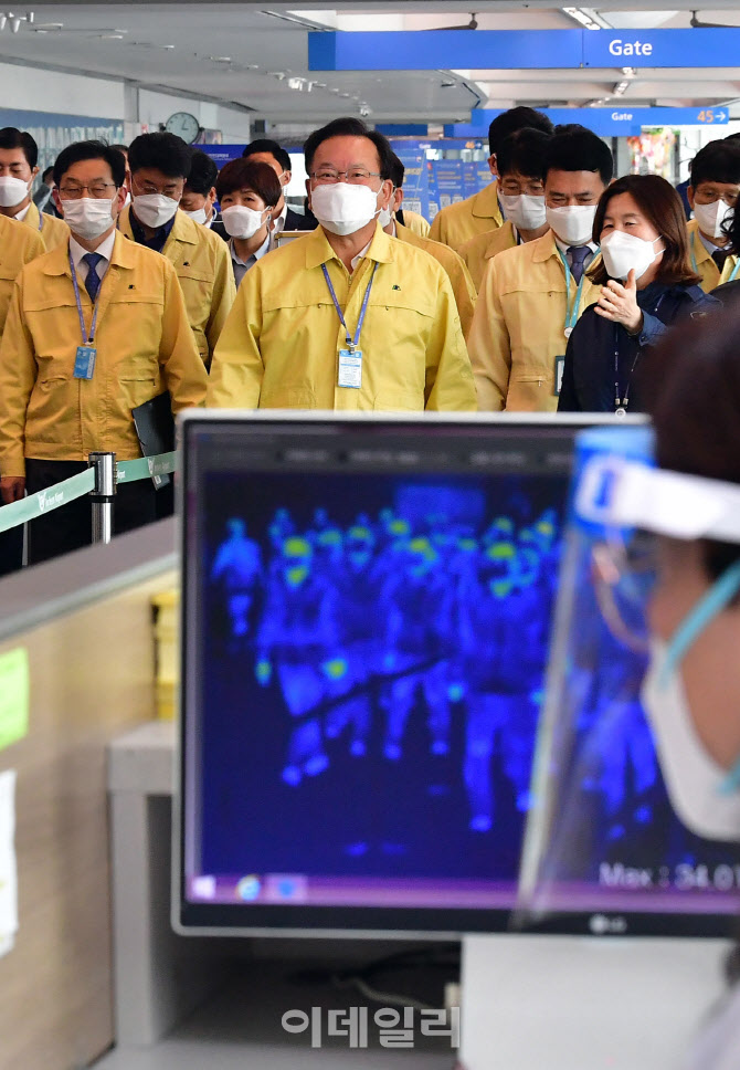 [포토]인천공항 검역 상태 점검하는 김부겸 국무총리