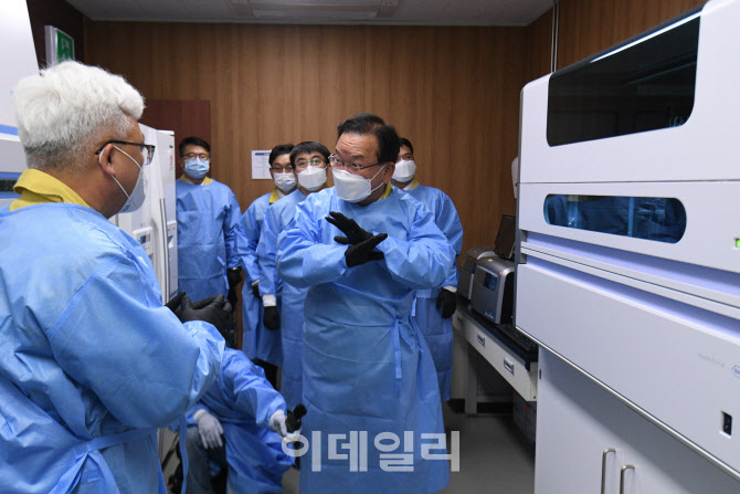 [포토]인천공항 검역소 질병대응센터 실험실 방문한 김부겸 국무총리