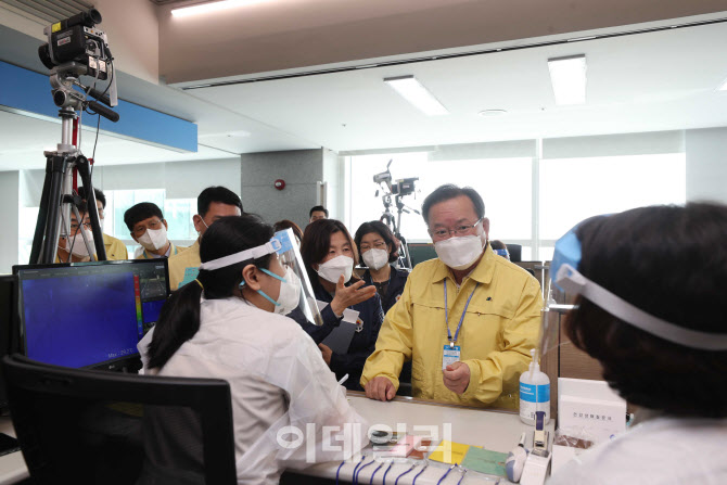 [포토]인천공항 코로나 검역 현장 점검하는 김부겸 총리