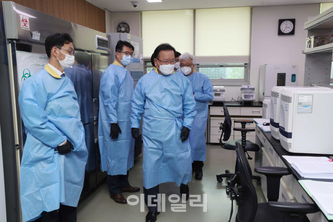 [포토]김부겸 총리, 인천공항 코로나19 변이 바이러스 실험실 점검