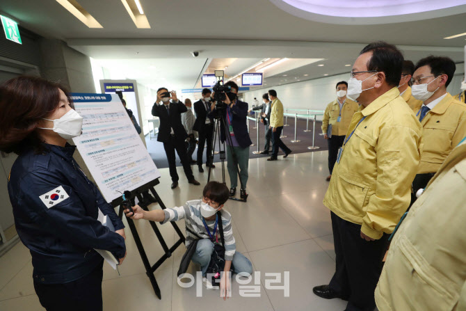 [포토]김부겸 총리, 인천공항 코로나19 검역 현장 점검