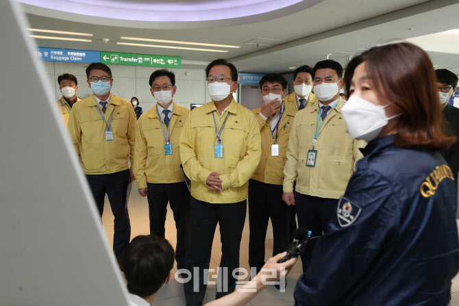 [포토]김부겸 총리, 인천공항 코로나 검역 현장 점검