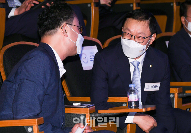 [포토]대화 나누는 구현모 대표- 김기태 사회경제비서관