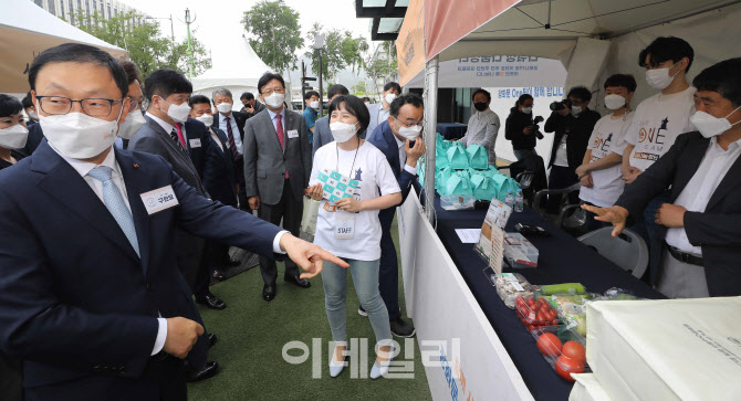 [포토]구현모 대표, 광화문 원팀 나눔의 장터 방문