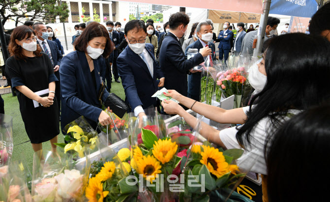 [포토]나눔의 장터 둘러보는 구현모 KT 대표