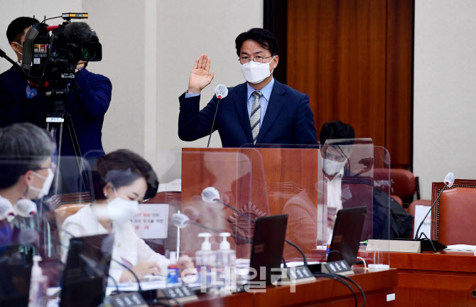 [포토]손실보상법 입법청문회에서 선서하는 조주현 중기부 소상공인정책실장