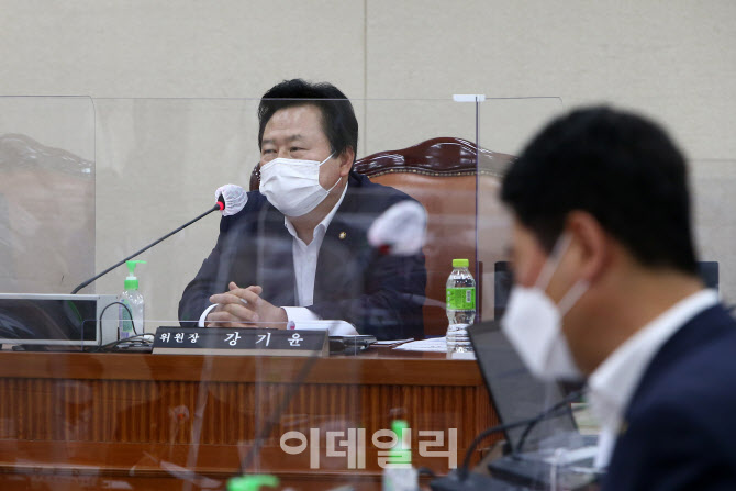 [포토]발언하는 강기윤 보건복지위원회 제1법안심사소위장