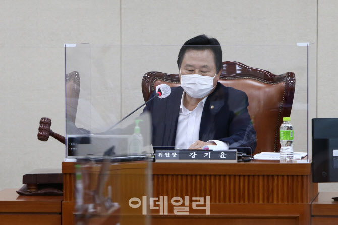 [포토]의사봉 두드리는 강기윤 보건복지위원회 제1법안심사소위장
