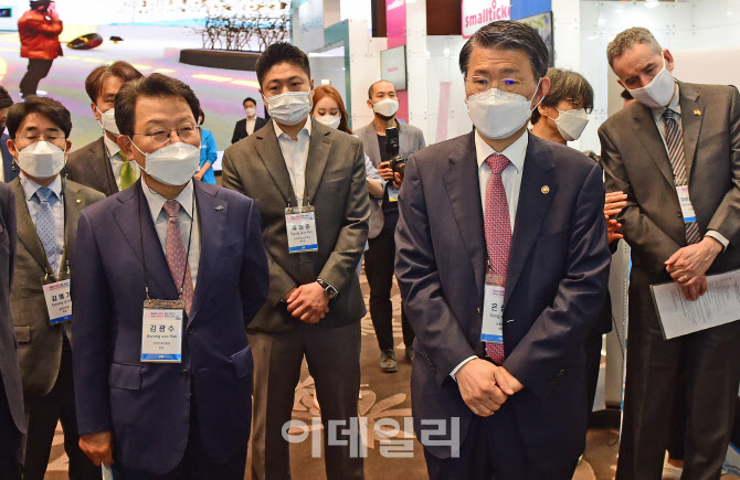 [포토]설명 듣는 은성수 금융위원장