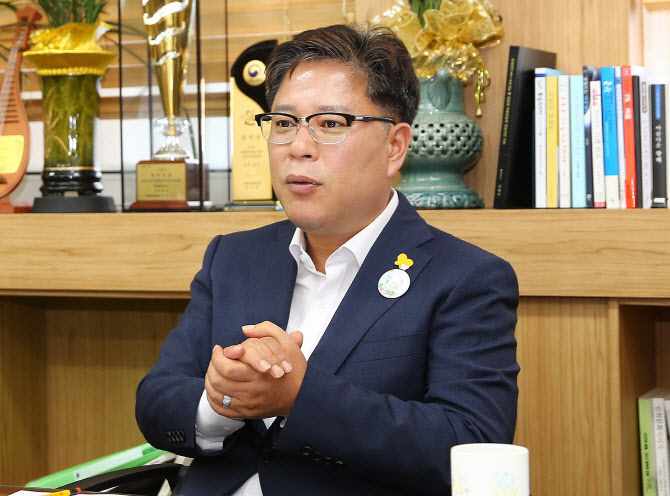 'SNS 댓글로 성희롱' 고소 당한 미추홀구청장, 혐의 부인