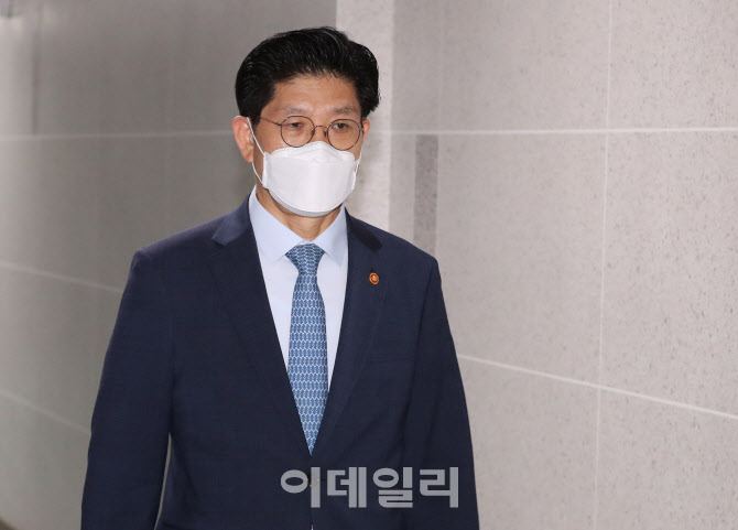 [포토]LH개편방안 국토위 당정협의 참석하는 노형욱 장관
