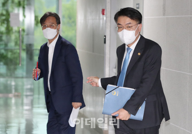 [포토]이야기 나눈 윤성원 국토부 차관-유동수 민주당 정책위 수석 부의장