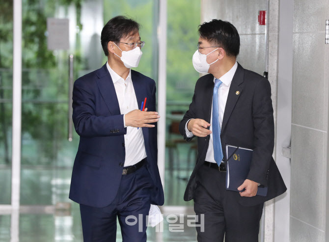 [포토]이야기 나누는 윤성원 국토부 차관-유동수 민주당 정책위 수석 부의장