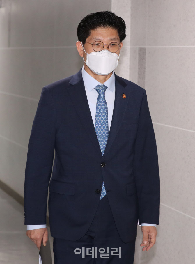 [포토]당정협의 입장하는 노형욱 장관