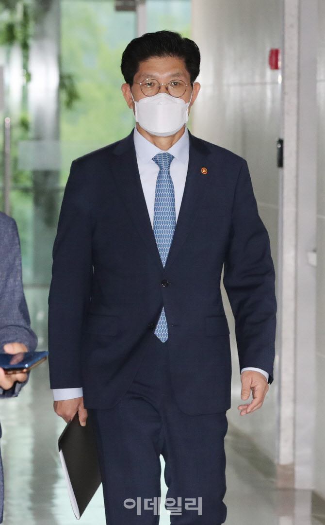 [포토]당정협의 입장하는 노형욱 국토부 장관