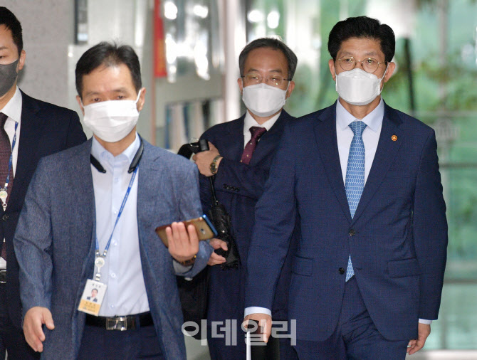 [포토]LH 관련 당정협의 입장하는 노형욱 국토부 장관