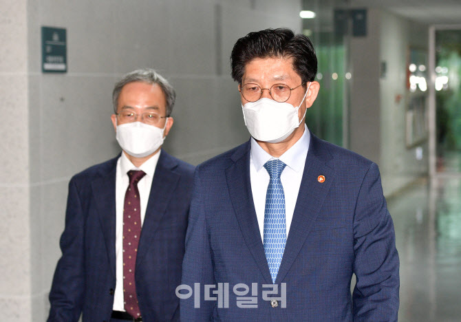 [포토]LH 혁신 조율하기 위해 당정협의 입장하는 노형욱 국토부 장관