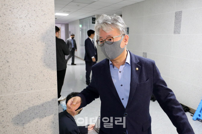 [포토]국토위 당정협의 입장하는 조응천