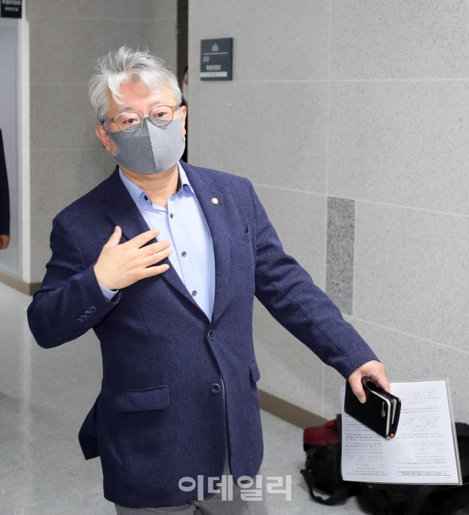 [포토]국토위 당정협의 입장하는 조응천 의원