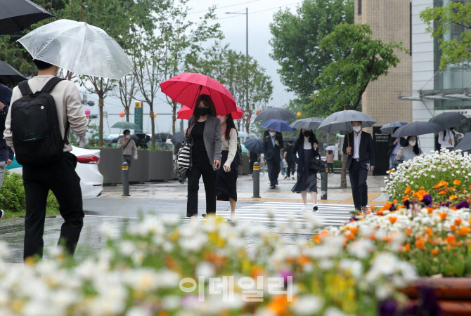 [포토] 비 내리는 광화문 출근길